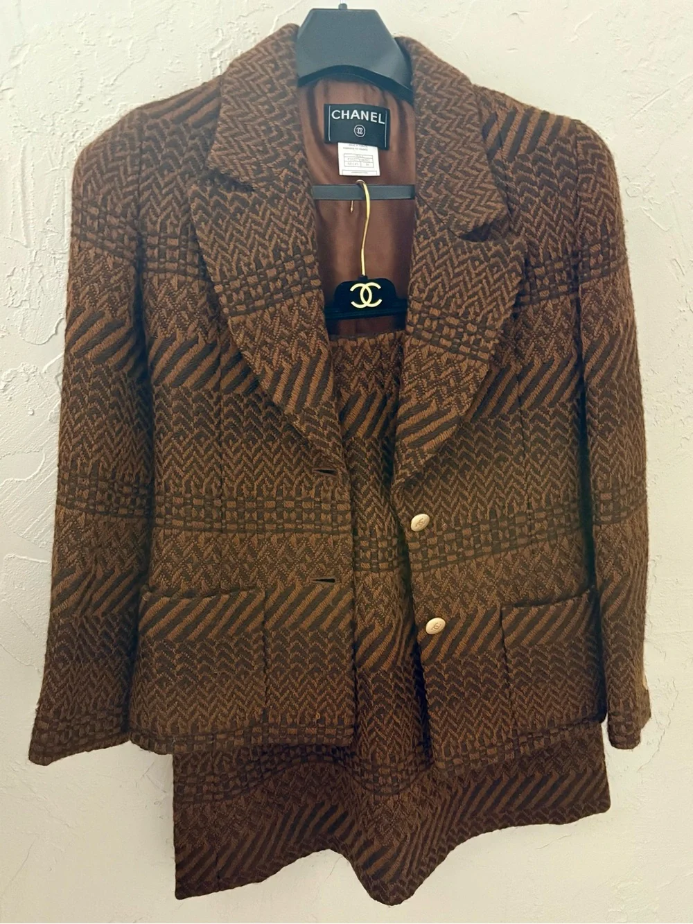 CHANEL 2000 Brown and Black Tweed Wool-skirt suit with belt